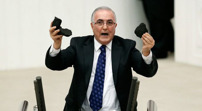 CHP'li vekilden Meclis'te kömürlü eylem CHP'li vekilden Meclis'te kömürlü eylem
