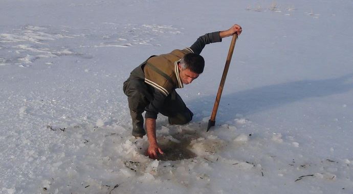 Ekmeklerini, buzun altından çıkarıyorlar Ekmeklerini, buzun altından çıkarıyorlar