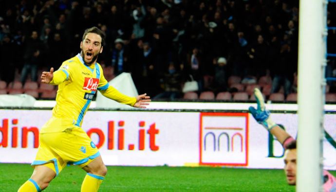Higuain attı, Napoli turladı