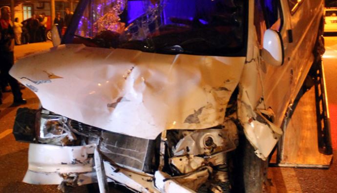 Minibüs mutfağa girdi: 1 ölü Minibüs mutfağa girdi: 1 ölü