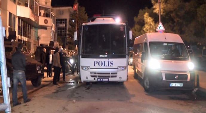 Saldırganlar ifade verirken adliye önünde arbede çıktı 