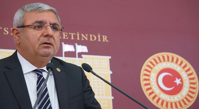 Meclis&#039;te bardaklar havada uçuştu