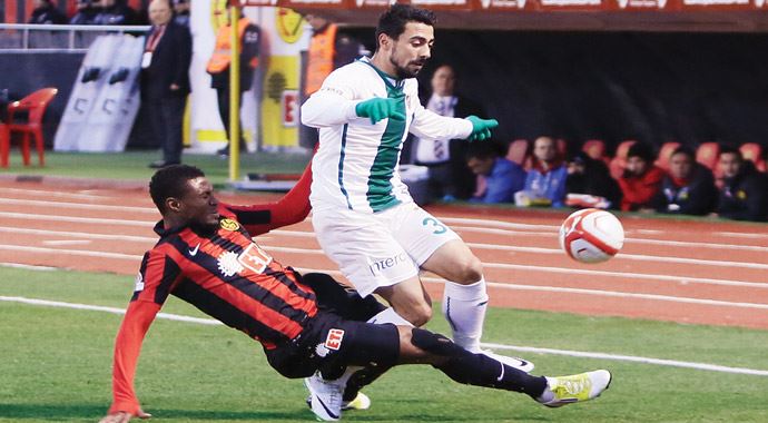 Eskişehir'de, son 2 maçta yenildiği Bursa'yı evinde yıktı Eskişehir'de, son 2 maçta yenildiği Bursa'yı evinde yıktı