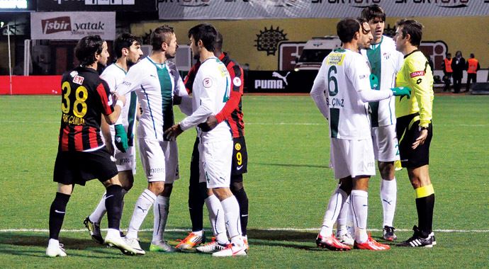 Bursasporlu futbolculardan hakem Serkan Çınar'a büyük tepki Bursasporlu futbolculardan hakem Serkan Çınar'a büyük tepki