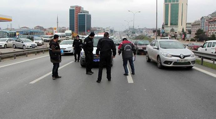 Kadın sürücü yol kesti, yanındaki erkek kurşunladı Kadın sürücü yol kesti, yanındaki erkek kurşunladı