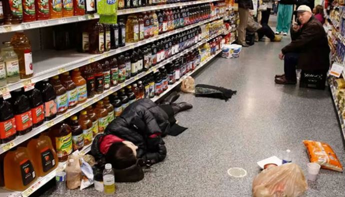 Soğuktan markete sığındılar
