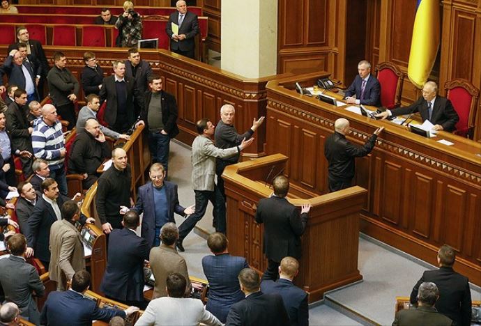 Ukrayna&#039;da muhalefetten af yasasına tepki