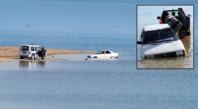 Otomobille gölde mahsur kaldılar Otomobille gölde mahsur kaldılar
