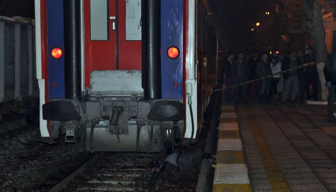 Sigara içmek için inince trenin altında kaldı