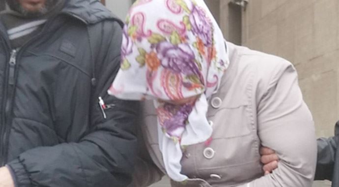 Kızını öldüren anne ağlaya ağlaya cezaevine götürüldü Kızını öldüren anne ağlaya ağlaya cezaevine götürüldü