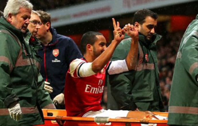 Londra derbisine Walcott'un bu hareketi damga vurdu! Londra derbisine Walcott'un bu hareketi damga vurdu!