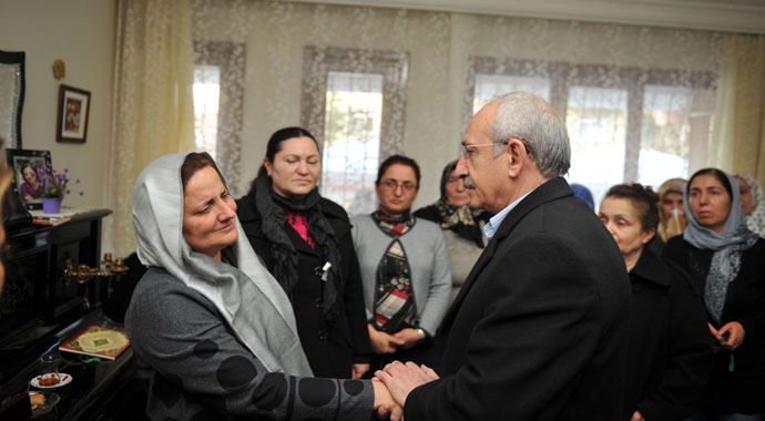Kılıçdaroğlu'ndan Şükrü Karaca'nın evine taziye ziyareti Kılıçdaroğlu'ndan Şükrü Karaca'nın evine taziye ziyareti