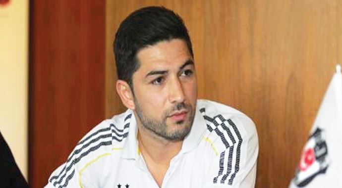 Sezer Öztürk, iki kolundan ve bacağından bıçaklandı