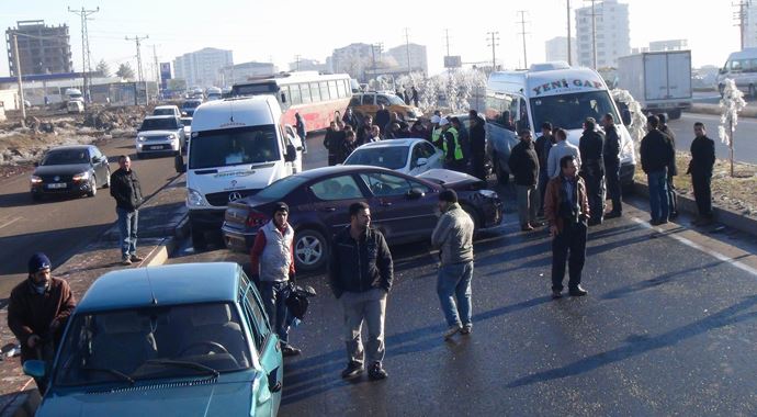 Diyarbakır'da feci kaza 50 araç birbirine girdi, yaralılar var Diyarbakır'da feci kaza 50 araç birbirine girdi, yaralılar var
