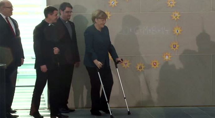 Merkel koltuk değnekleriyle mesaiye başladı