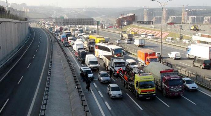 Kaza hafif ama trafiği felç etti Kaza hafif ama trafiği felç etti