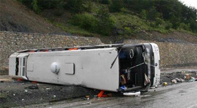 Halk otobüsü devrildi, TEM kilit çok sayıda yaralı var Halk otobüsü devrildi, TEM kilit çok sayıda yaralı var