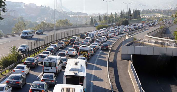Metrobüs Boğaz Köprüsü'nde arıza yaptı, trafik felç oldu Metrobüs Boğaz Köprüsü'nde arıza yaptı, trafik felç oldu