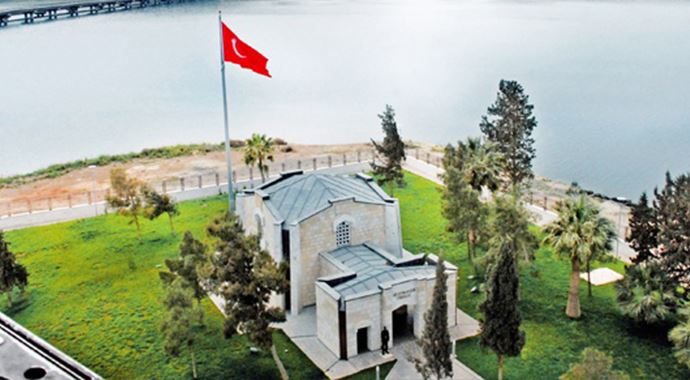 Gözler Süleyman Şah Türbesi'nde Gözler Süleyman Şah Türbesi'nde