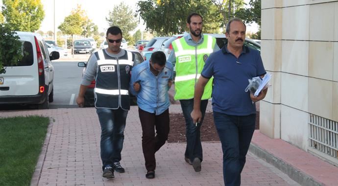 Kendini polis olarak tanıtıp altınları çaldı Kendini polis olarak tanıtıp altınları çaldı