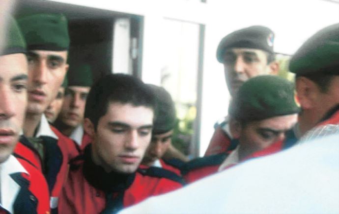 Cem Garipoğlu kafasına naylon poşet geçirip kendini öldürdü Cem Garipoğlu kafasına naylon poşet geçirip kendini öldürdü