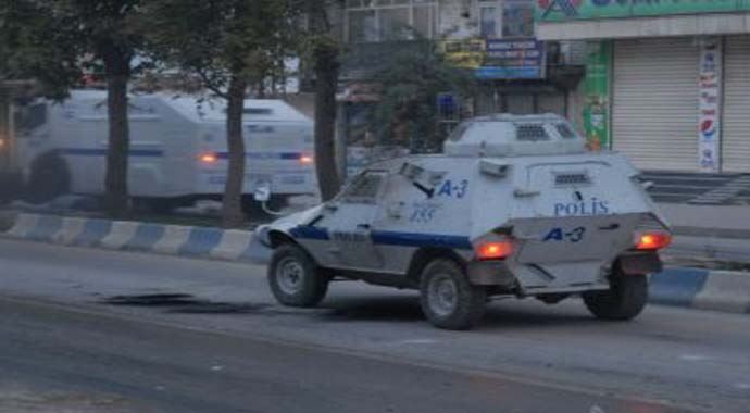 Yüksekova'da polis aracına roketatarla saldırdılar Yüksekova'da polis aracına roketatarla saldırdılar