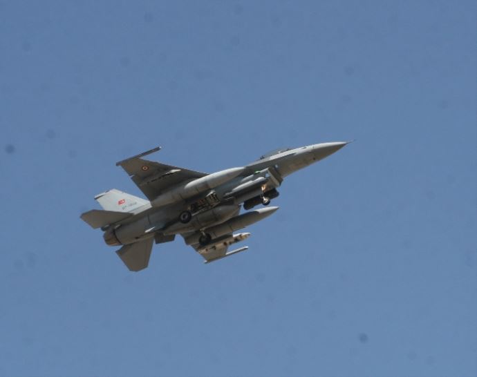 Diyarbakır'dan havalanan F-16'lar sınıra uçtu Diyarbakır'dan havalanan F-16'lar sınıra uçtu