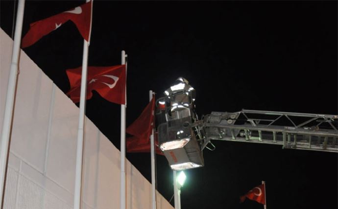 PKK yandaşları Türk Bayrağını indirmeye çalışınca...