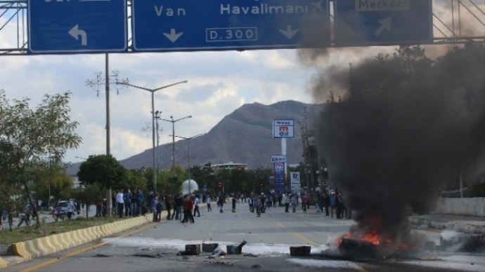 Muş'taki eylemlere katılan 4 kişi tutuklandı Muş'taki eylemlere katılan 4 kişi tutuklandı