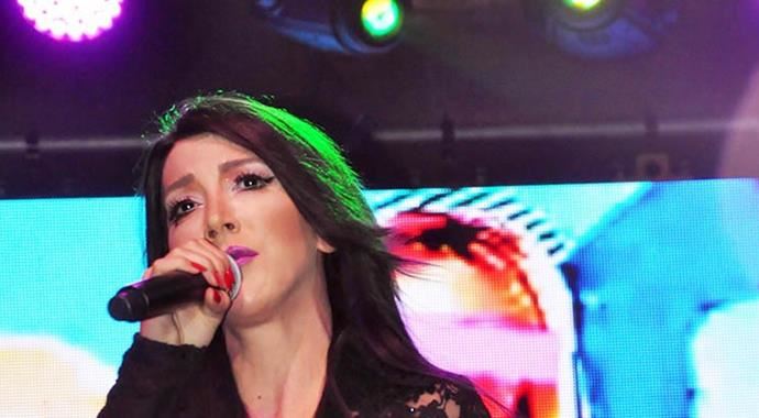 Hande Yener konserinde yangın!