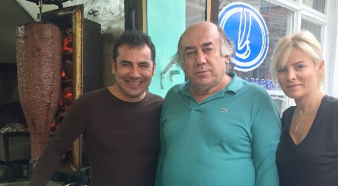 Ömür Gedik ve 'et döner' yan yana Ömür Gedik ve 'et döner' yan yana