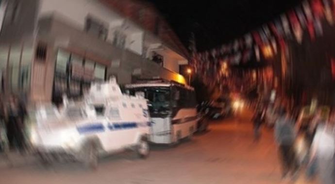 Şırnak&#039;ta polise ait zırhlı aracı devirdiler