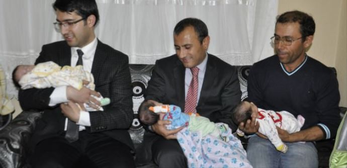 Aile şaşkın! Üçüz bebeklere bir üçüz daha geliyor Aile şaşkın! Üçüz bebeklere bir üçüz daha geliyor