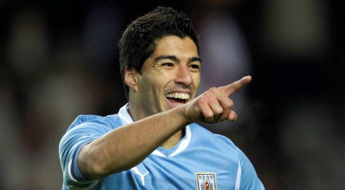 Suarez'den bir skandal daha! Maçta bakın ne yaptı Suarez'den bir skandal daha! Maçta bakın ne yaptı