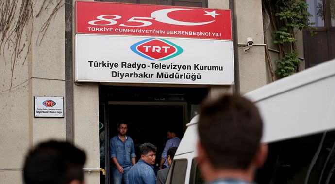TRT binasına zorla girmeye çalıştılar! TRT binasına zorla girmeye çalıştılar!
