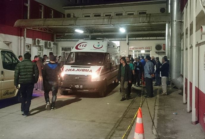 Samsun&#039;da inşaat işçilerini taşıyan minibüs kaza yaptı: 10 yaralı