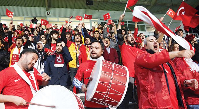 Maçın ev sahipleri buz hokeyini tercih etti! Maçın ev sahipleri buz hokeyini tercih etti!