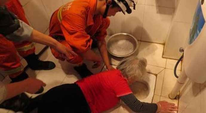 Tuvalette sıkıştı, 4 saatte kurtarıldı Tuvalette sıkıştı, 4 saatte kurtarıldı