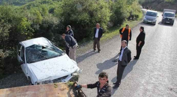 Minibüs şarampole yuvarlandı: 1 ölü Minibüs şarampole yuvarlandı: 1 ölü