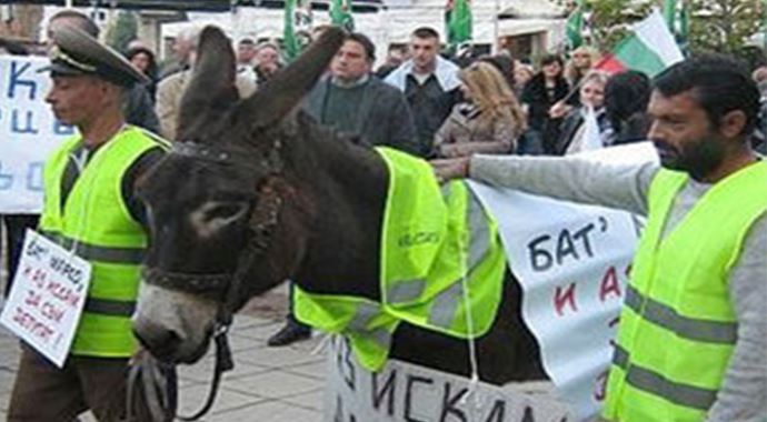 Bulgaristan Türklerine karşı çirkin eylem! Bulgaristan Türklerine karşı çirkin eylem!