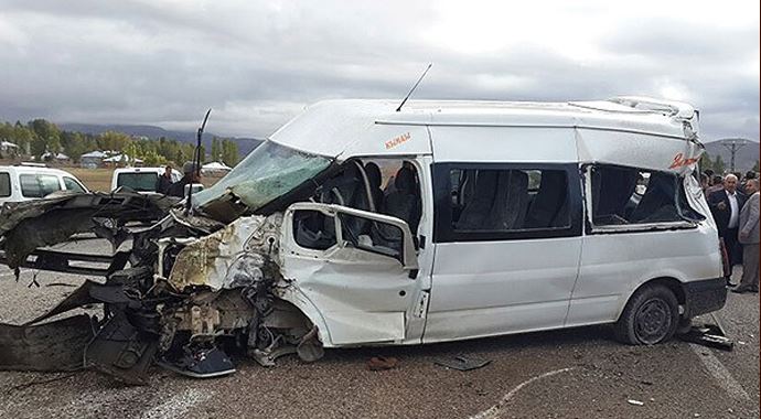 Van'da öğrenci servisi askeri araçla çarpıştı: 14 yaralı Van'da öğrenci servisi askeri araçla çarpıştı: 14 yaralı