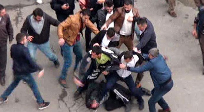 Kızlara laf attı, polisi yumrukladı sonra... Kızlara laf attı, polisi yumrukladı sonra...