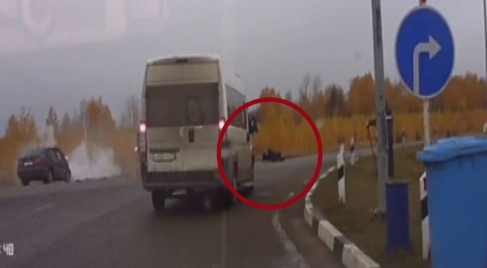 Bir anda kendini asfaltta buldu! İşte o anlar Bir anda kendini asfaltta buldu! İşte o anlar