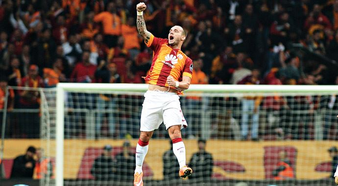 Galatasaray, Fenerbahçe&#039;yi Sneijder&#039;in iki füzesiyle devirdi
