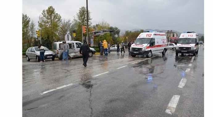 Ambulans kamyonetle çarpıştı: 4 yaralı Ambulans kamyonetle çarpıştı: 4 yaralı