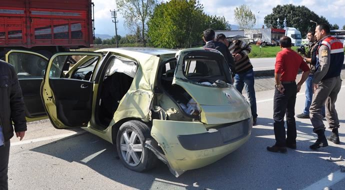 Düğün konvoyunda kaza: 6 yaralı Düğün konvoyunda kaza: 6 yaralı