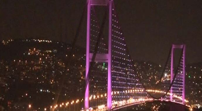 Köprü pembeye büründü