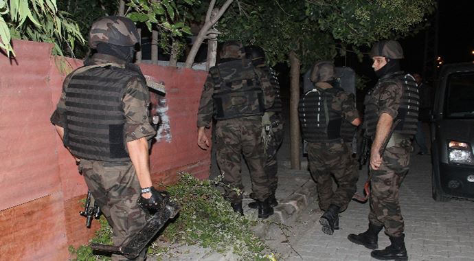 Adana'da bin polisle şafak vakti huzur operasyonu Adana'da bin polisle şafak vakti huzur operasyonu