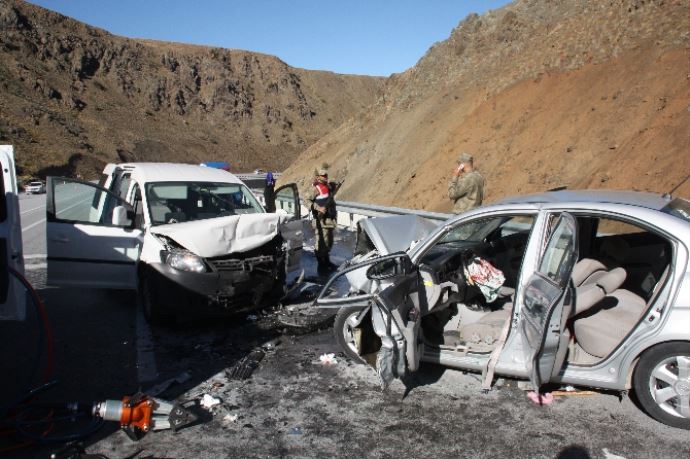 Erzincan'da feci kaza: 1 ölü, 7 yaralı Erzincan'da feci kaza: 1 ölü, 7 yaralı