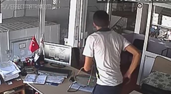 2 saat önce güvenlik kamerası takıldığını bilmiyordu ve... 2 saat önce güvenlik kamerası takıldığını bilmiyordu ve...